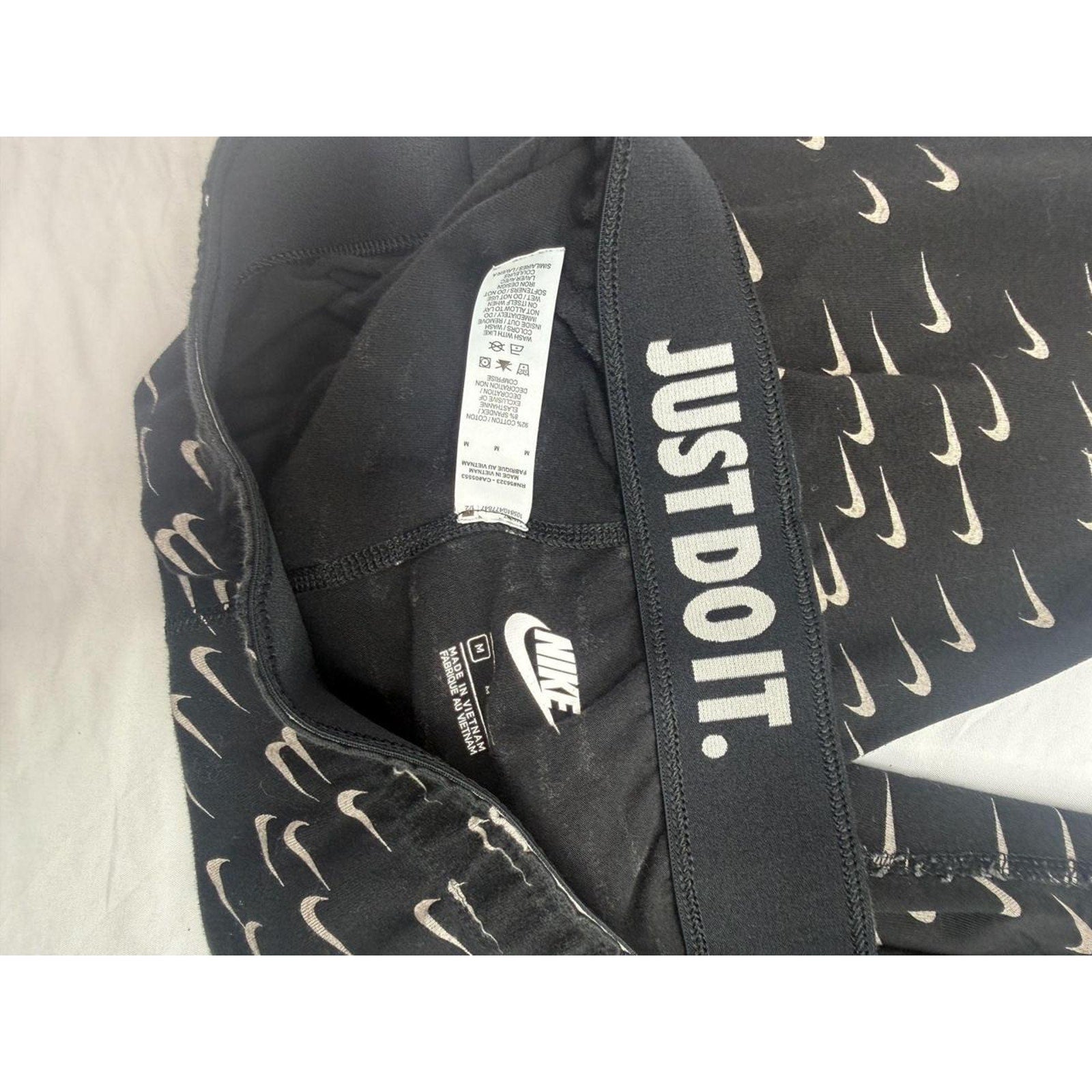 Nike womens sportswear leg a see metallic