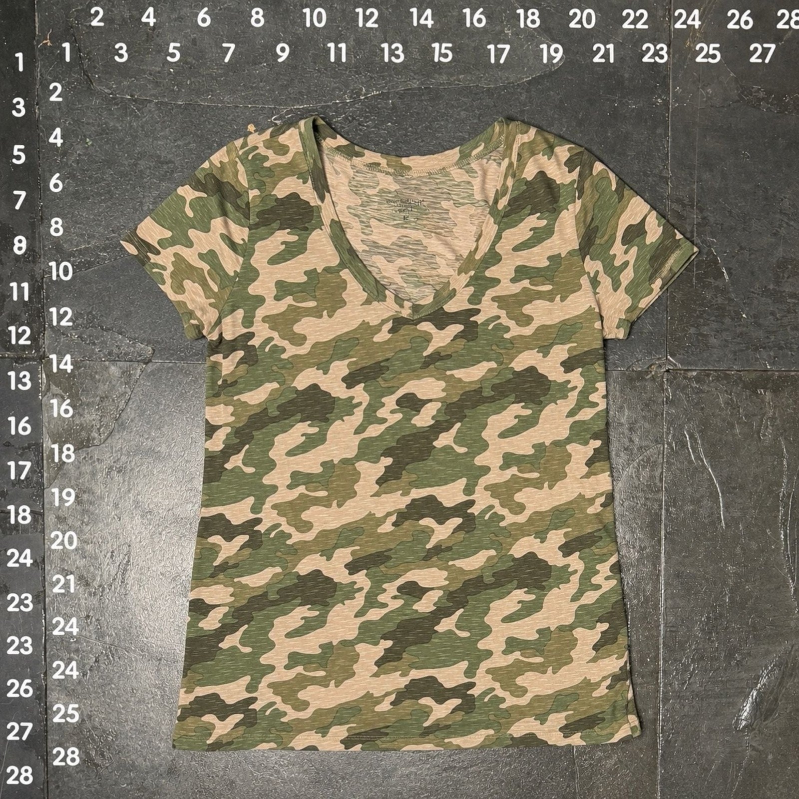 Universal Thread Women's Camo V-Neck T-Shirt Size L