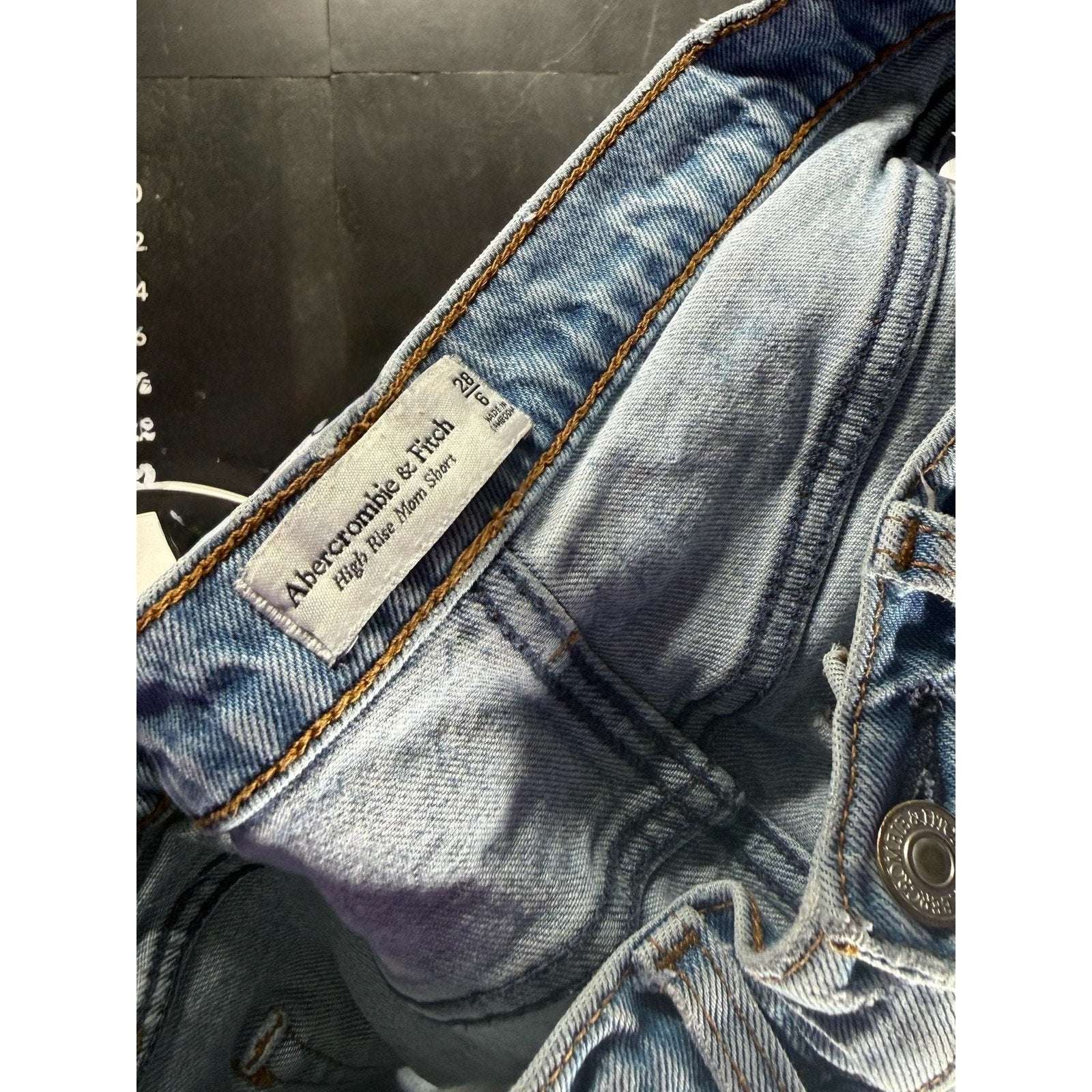 Abercrombie & Fitch High Rise Mom Short Distressed Denim Size 28/6