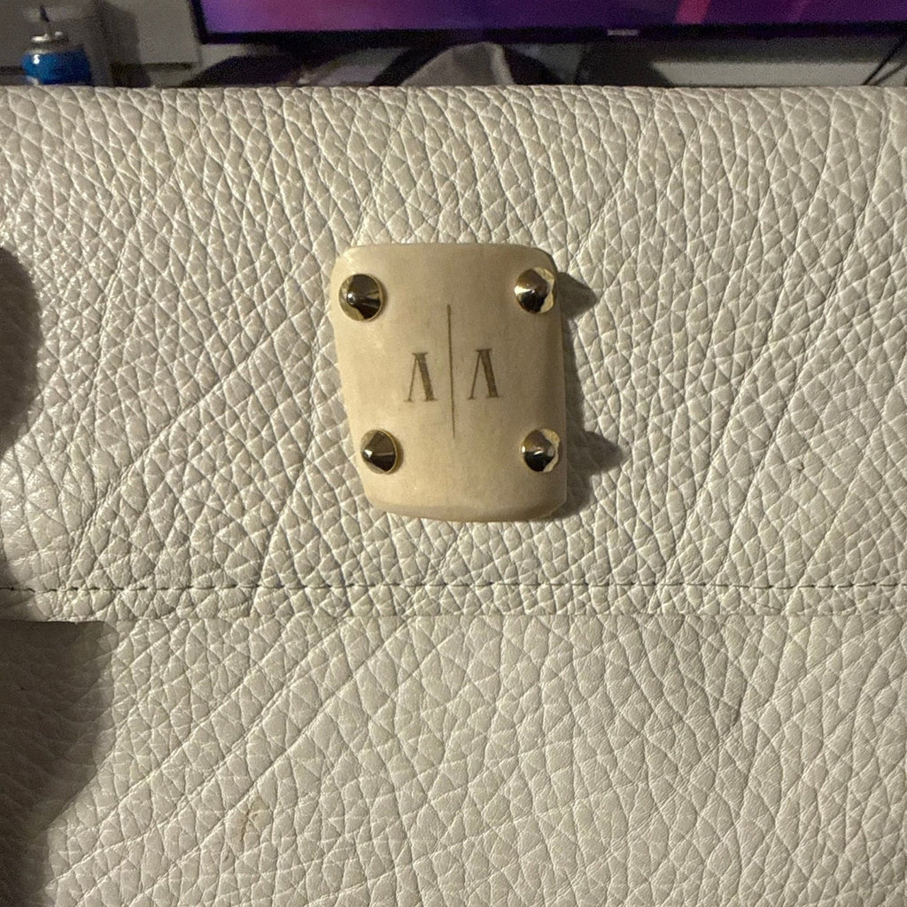 Ashley Pittman White Pebbled Leather Crossbody Bag with Horn Plaque and Gold Tas