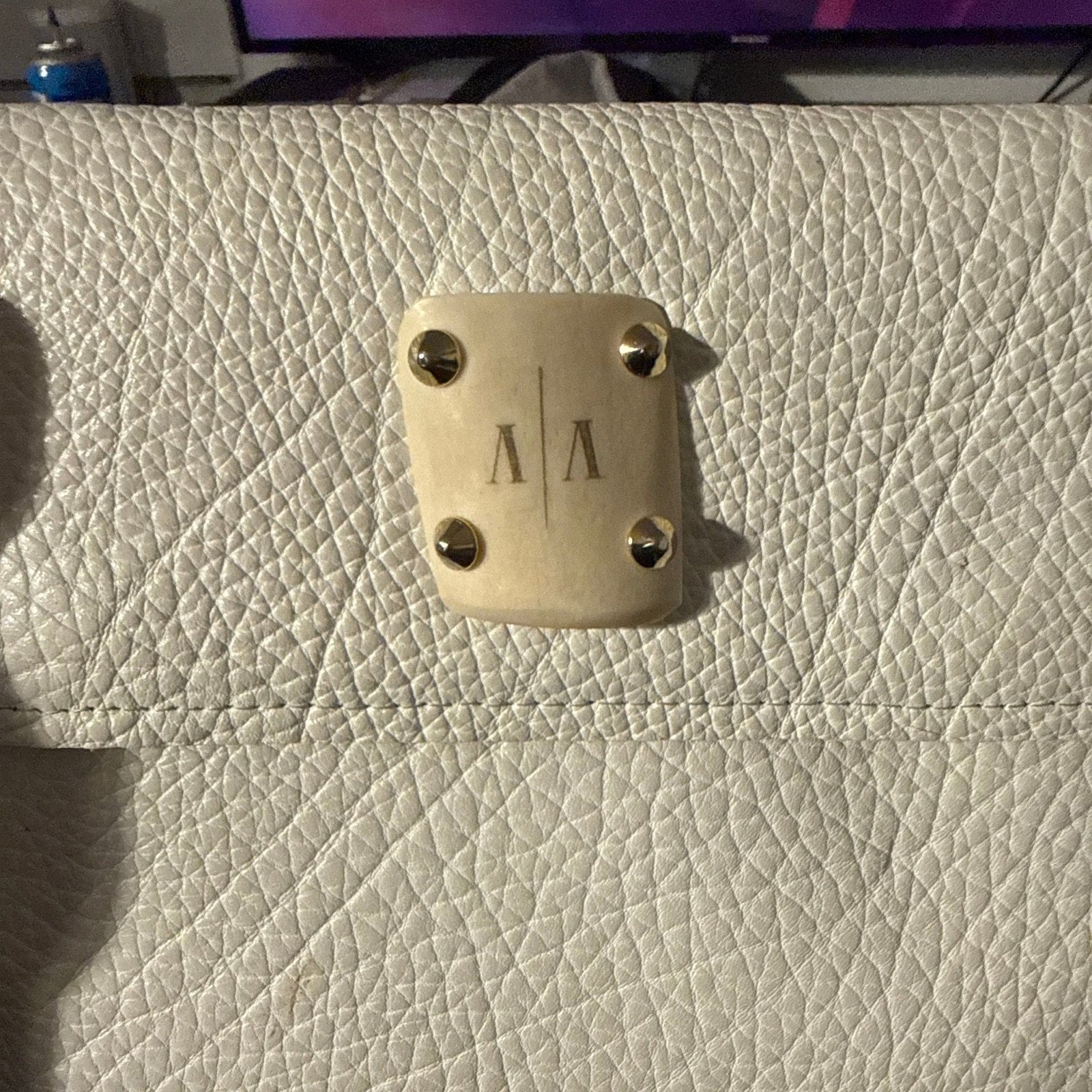 Ashley Pittman White Pebbled Leather Crossbody Bag with Horn Plaque and Gold Tas