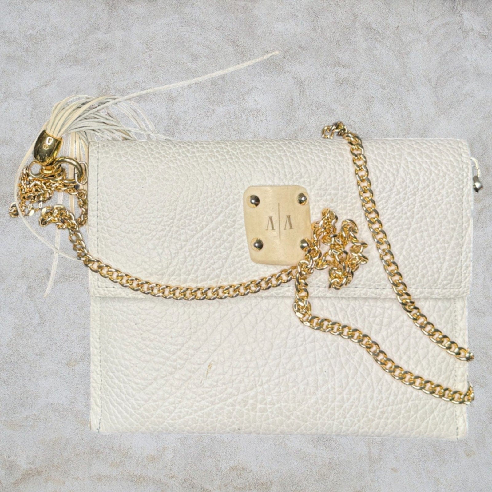 Ashley Pittman White Pebbled Leather Crossbody Bag with Horn Plaque and Gold Tas