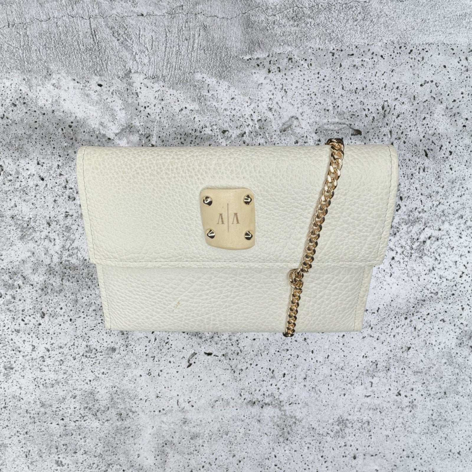 Ashley Pittman White Pebbled Leather Crossbody Bag with Horn Plaque and Gold Tas
