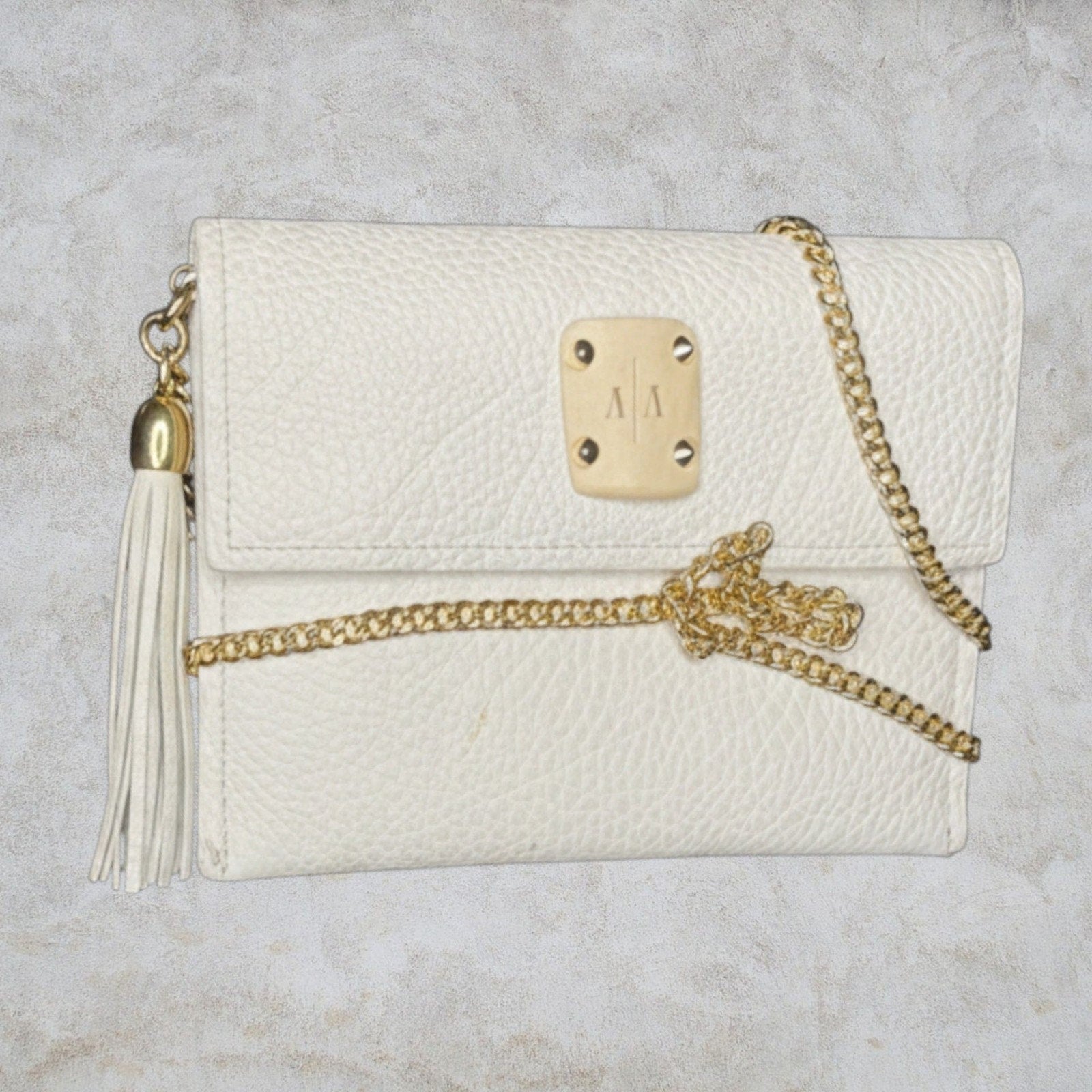 Ashley Pittman White Pebbled Leather Crossbody Bag with Horn Plaque and Gold Tas